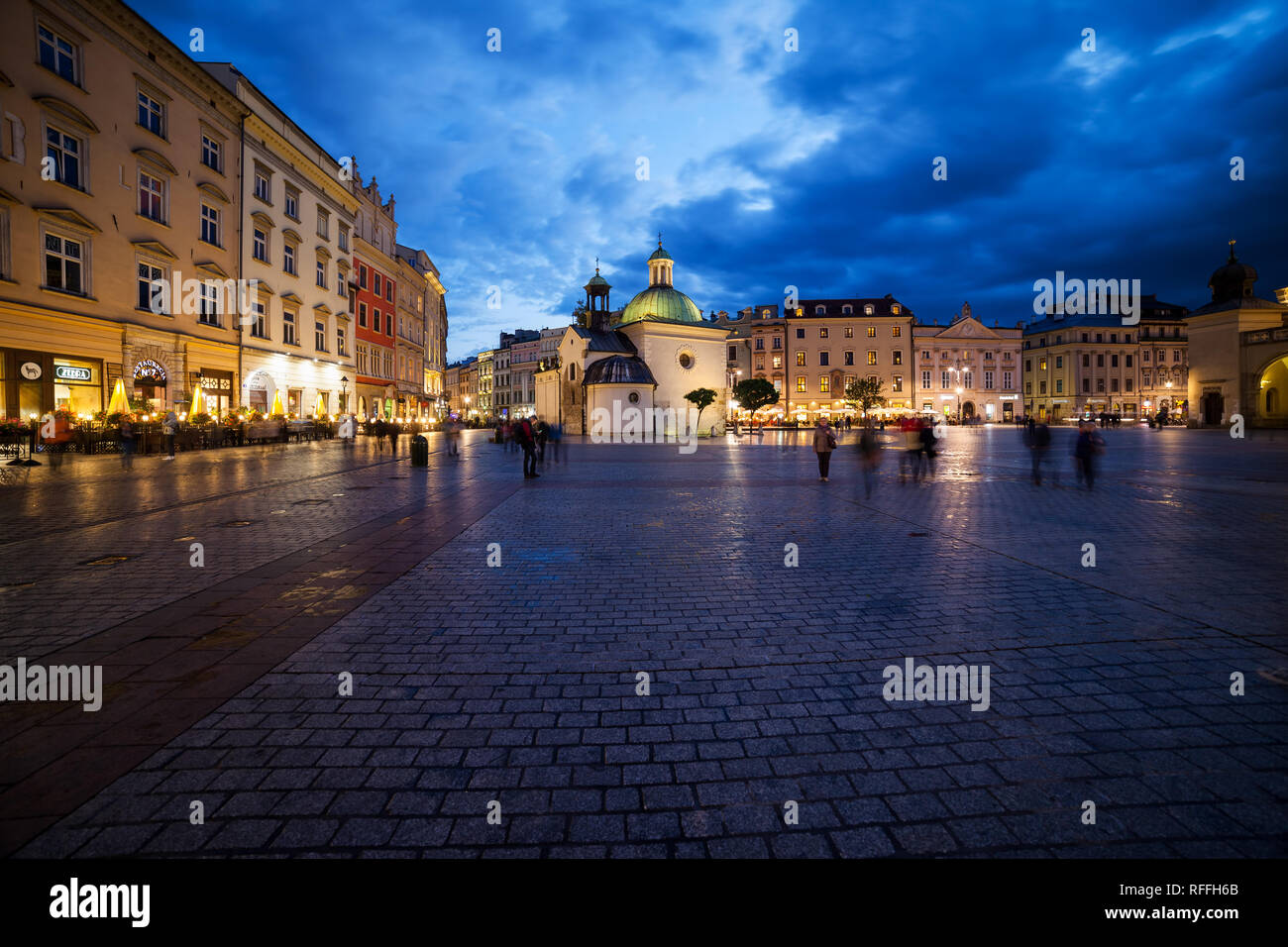 Skyline della città di Cracovia in Polonia, la piazza principale della città vecchia di notte, il centro storico della città. Foto Stock
