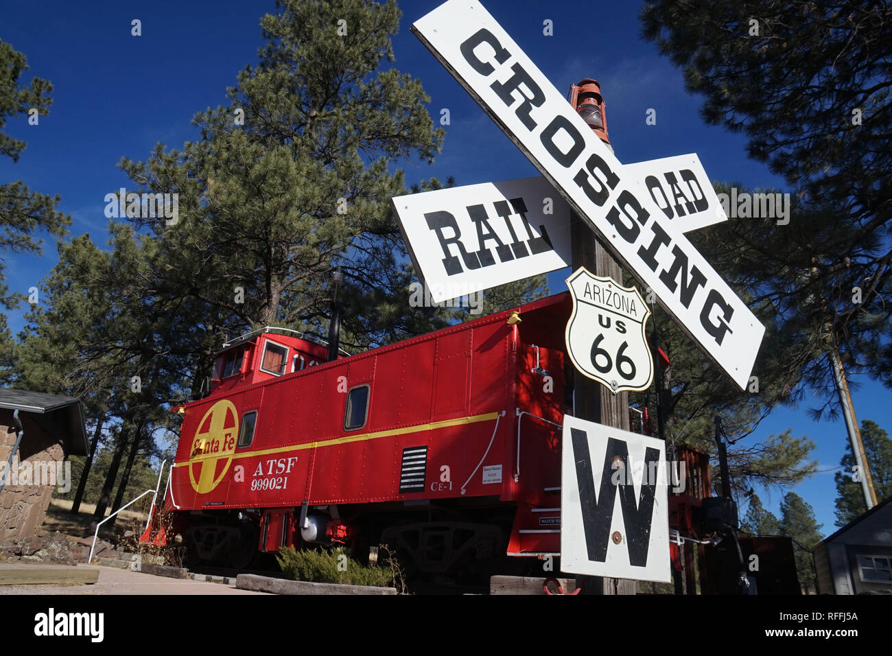 Un vecchio treno auto è convertito in hotel unico camera esperienza in Williams, Arizona. Foto Stock