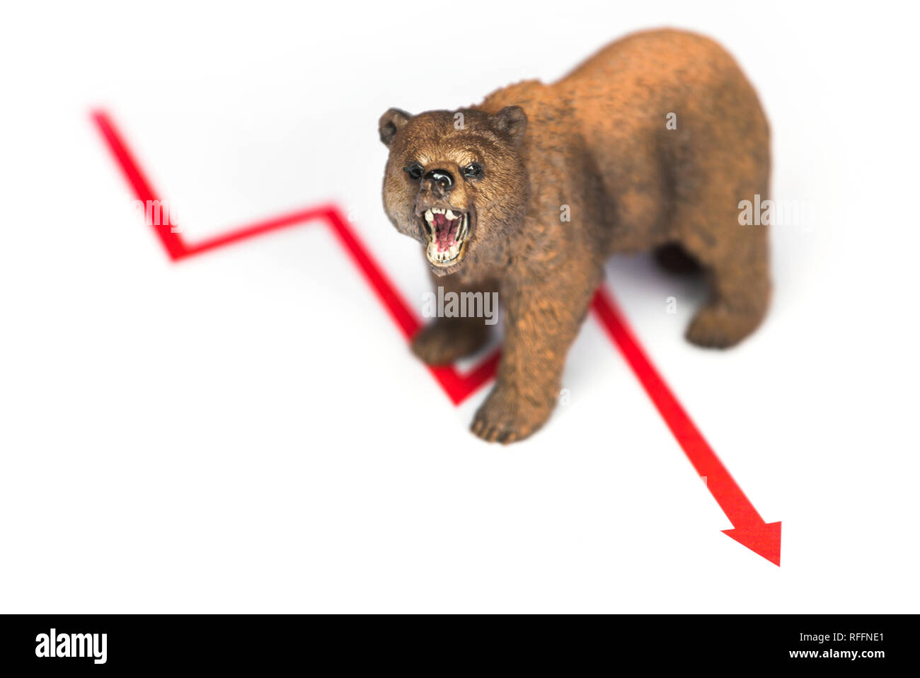 Stock crash con il grafico rosso goccia e recare la figura su sfondo bianco. Mercato ribassista concetto. Foto Stock