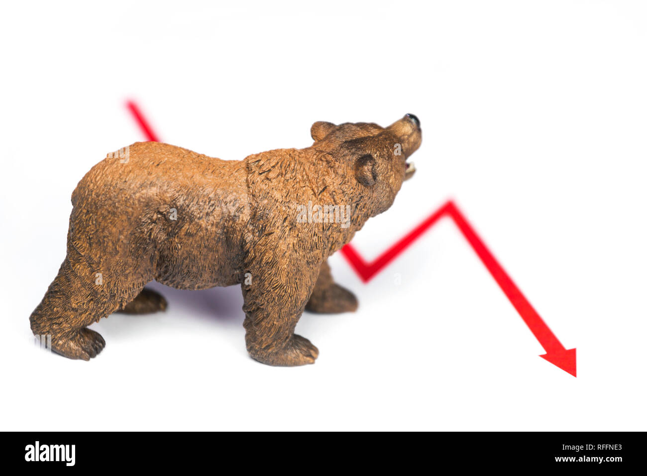Stock crash con il grafico rosso goccia e recare la figura su sfondo bianco. Mercato ribassista concetto. Foto Stock