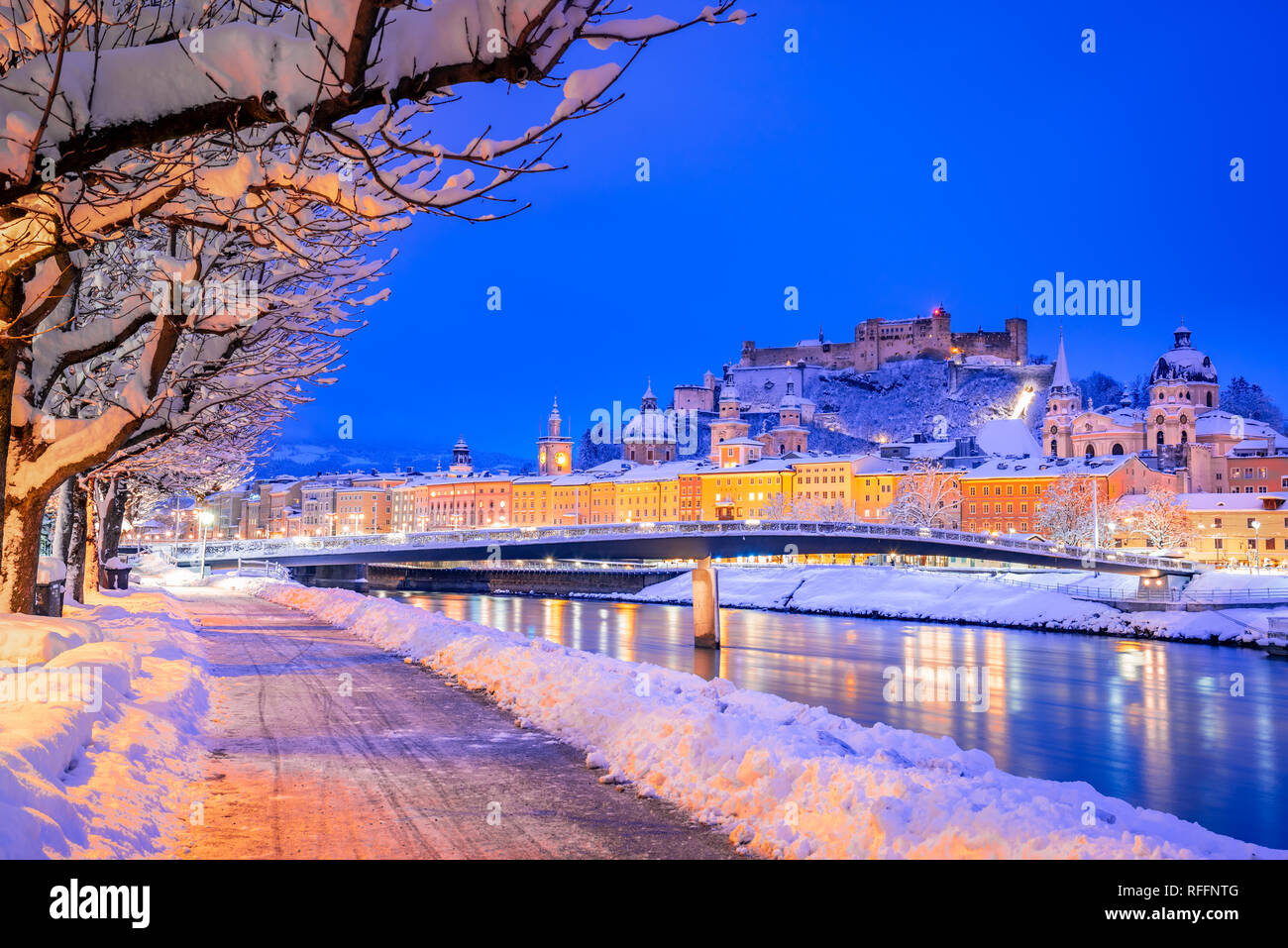 Salisburgo, Austria: inverno visuale globale del centro storico di Salisburgo con la famosa Festung Hohensalzburg e il fiume Salzach Foto Stock