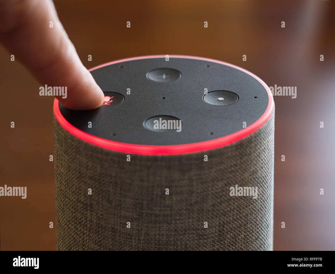 Smart speaker vista dall'alto di intelligenza artificiale assistant interruttore sul microfono off anello rosso Foto Stock