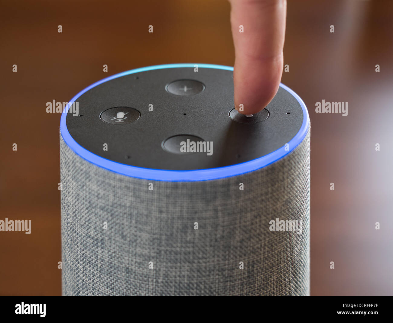 Smart Speaker di intelligenza artificiale assistente Controllo vocale anello blu Foto Stock