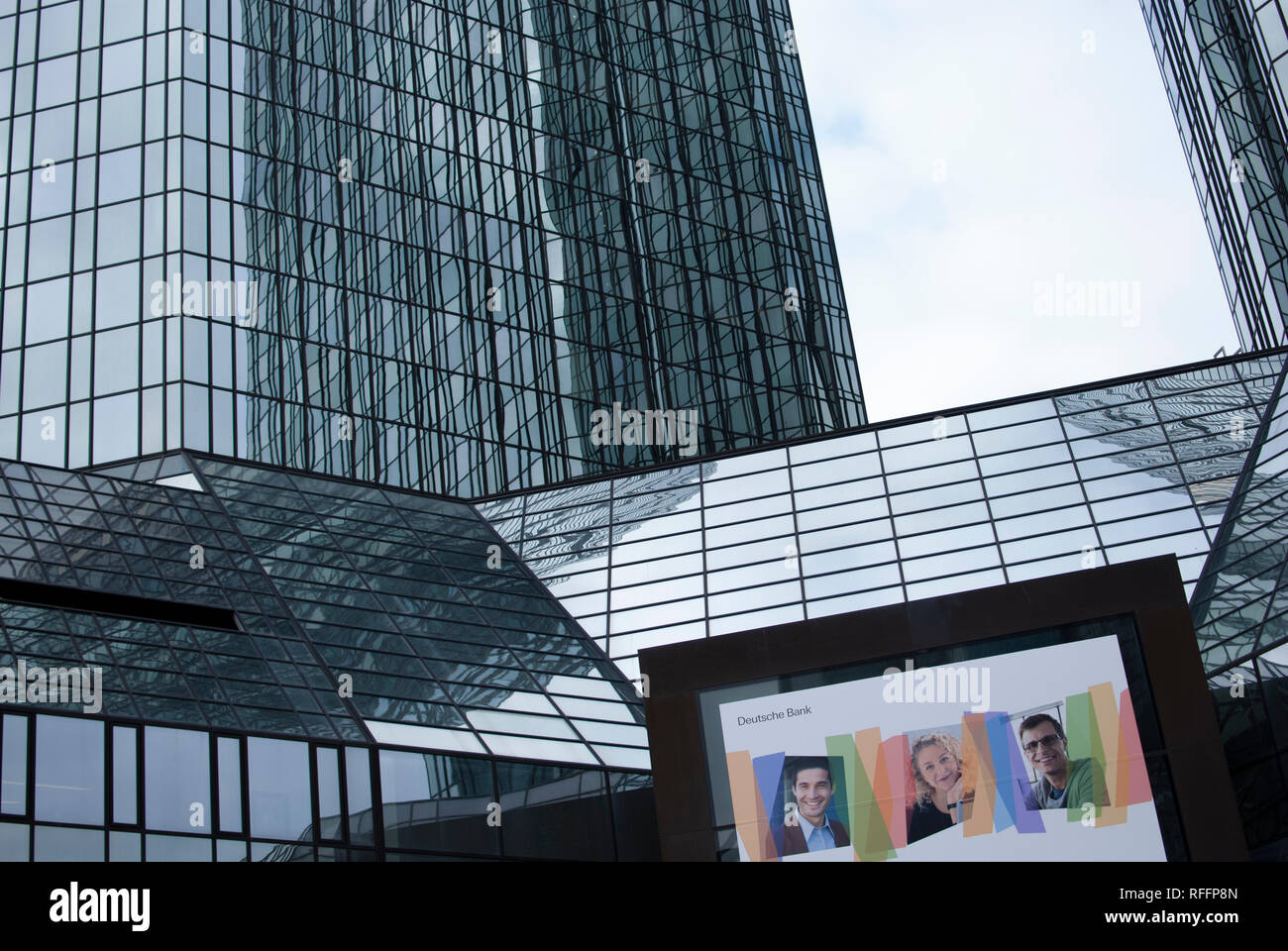 La base delle Torri gemelle della Deutsche Bank a Francoforte in Germania, fotografato dal livello della strada. Foto Stock