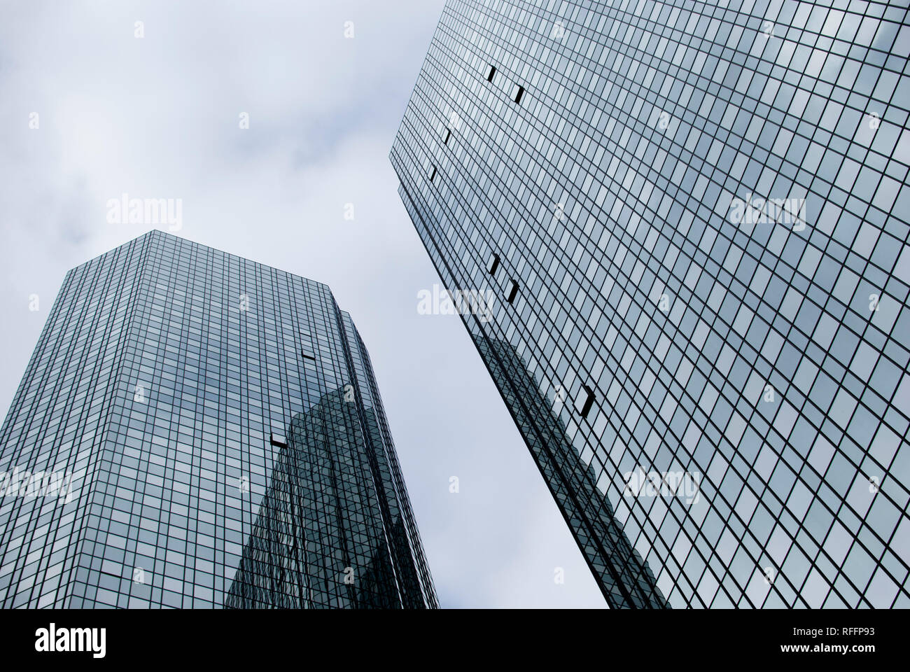 Le Torri gemelle della Deutsche Bank a Francoforte in Germania, fotografata dalla loro base cercando su un nuvoloso giorno. Foto Stock