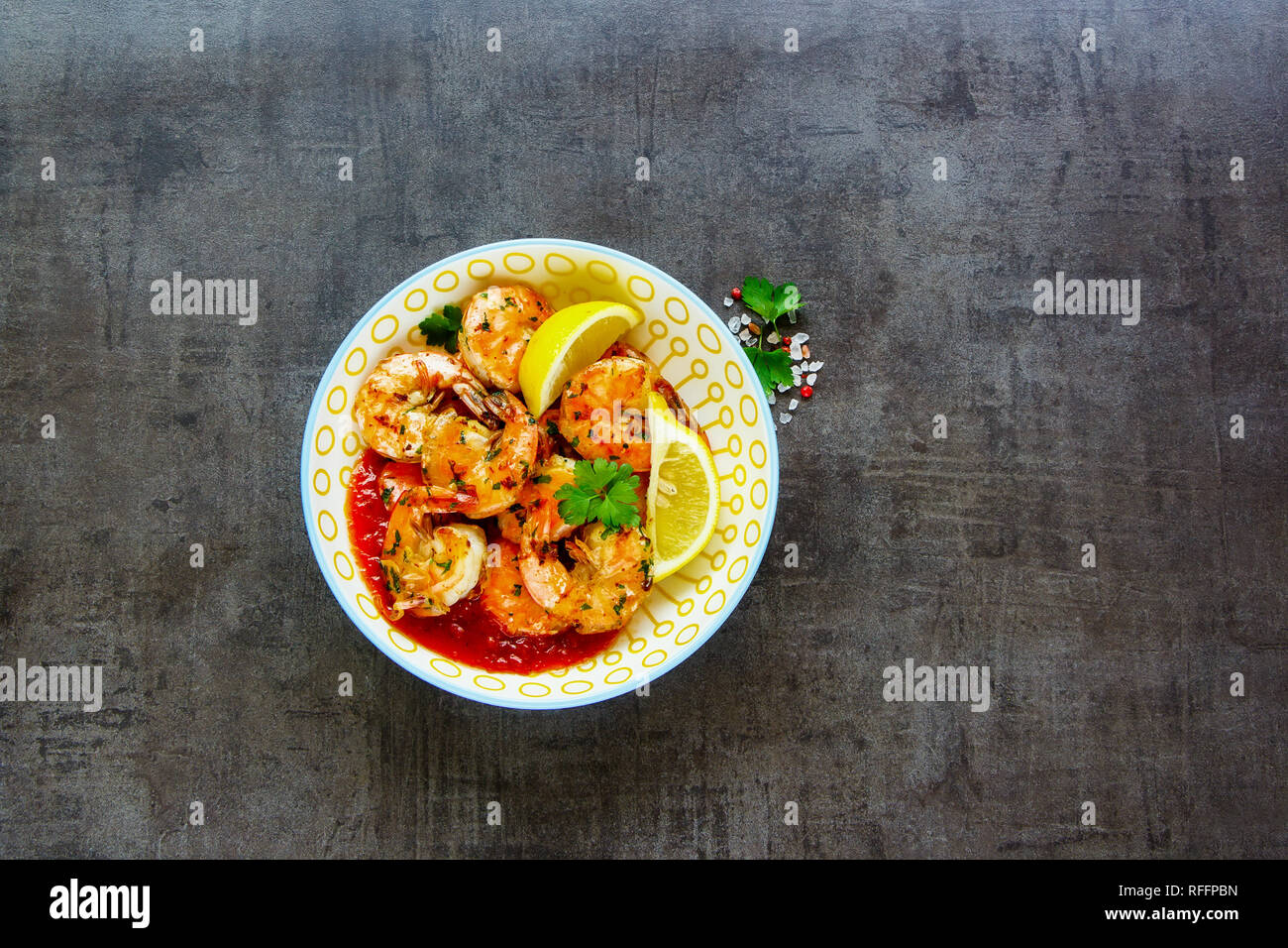 Grigliata di gamberi rosa Gamberetti con limoni e la salsa in un recipiente. Concetto di frutti di mare. Piatto, laici vista superiore Foto Stock