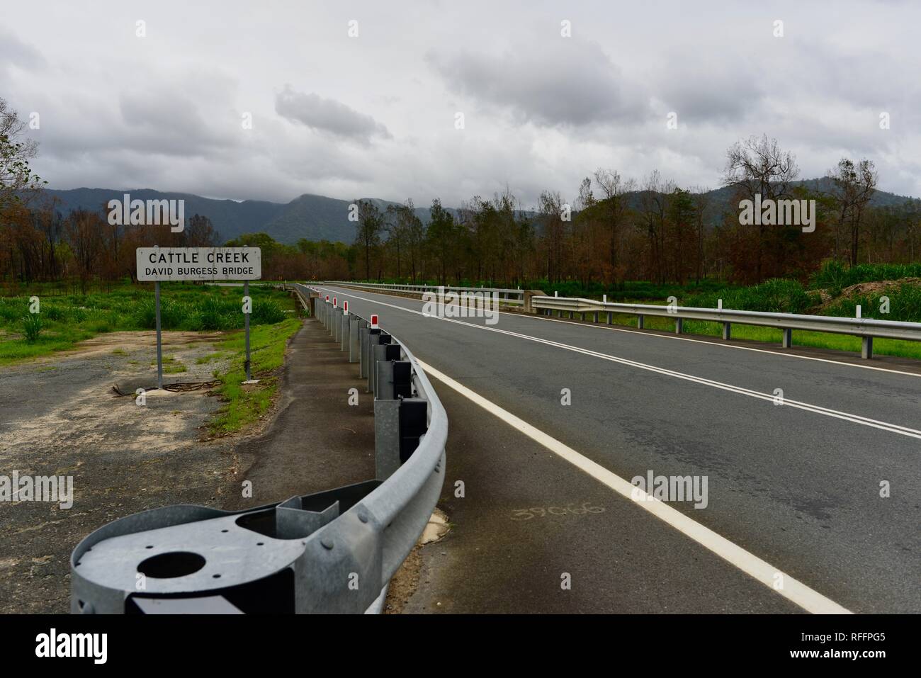 Bovini creek segno e il David Burgess bridge, scene di guidare il Mackay Eungella strada dopo il 2018 Eungella bushfires, Australia Foto Stock