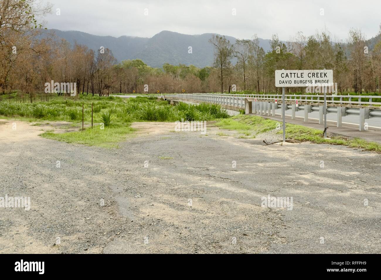 Bovini creek segno e il David Burgess bridge, scene di guidare il Mackay Eungella strada dopo il 2018 Eungella bushfires, Australia Foto Stock