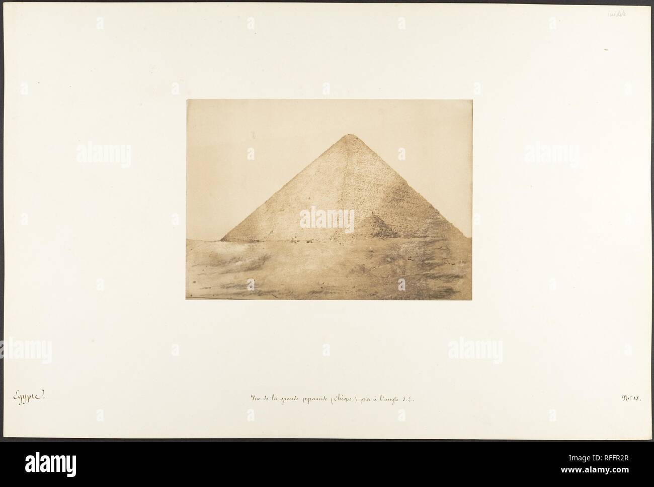 Vue de la grande pyramide (Chéops) prise à l'angolo E.S. Artista: Maxime Du Camp (Francese, 1822-1894). Dimensioni: Immagine: 6 3/8 × 8 9/16 in. (16,2 × 21,8 cm) Montaggio: 12 5/16 × 18 11/16 in. (31,2 × 47,5 cm). Data: Dicembre 1849. Museo: Metropolitan Museum of Art di New York, Stati Uniti d'America. Foto Stock