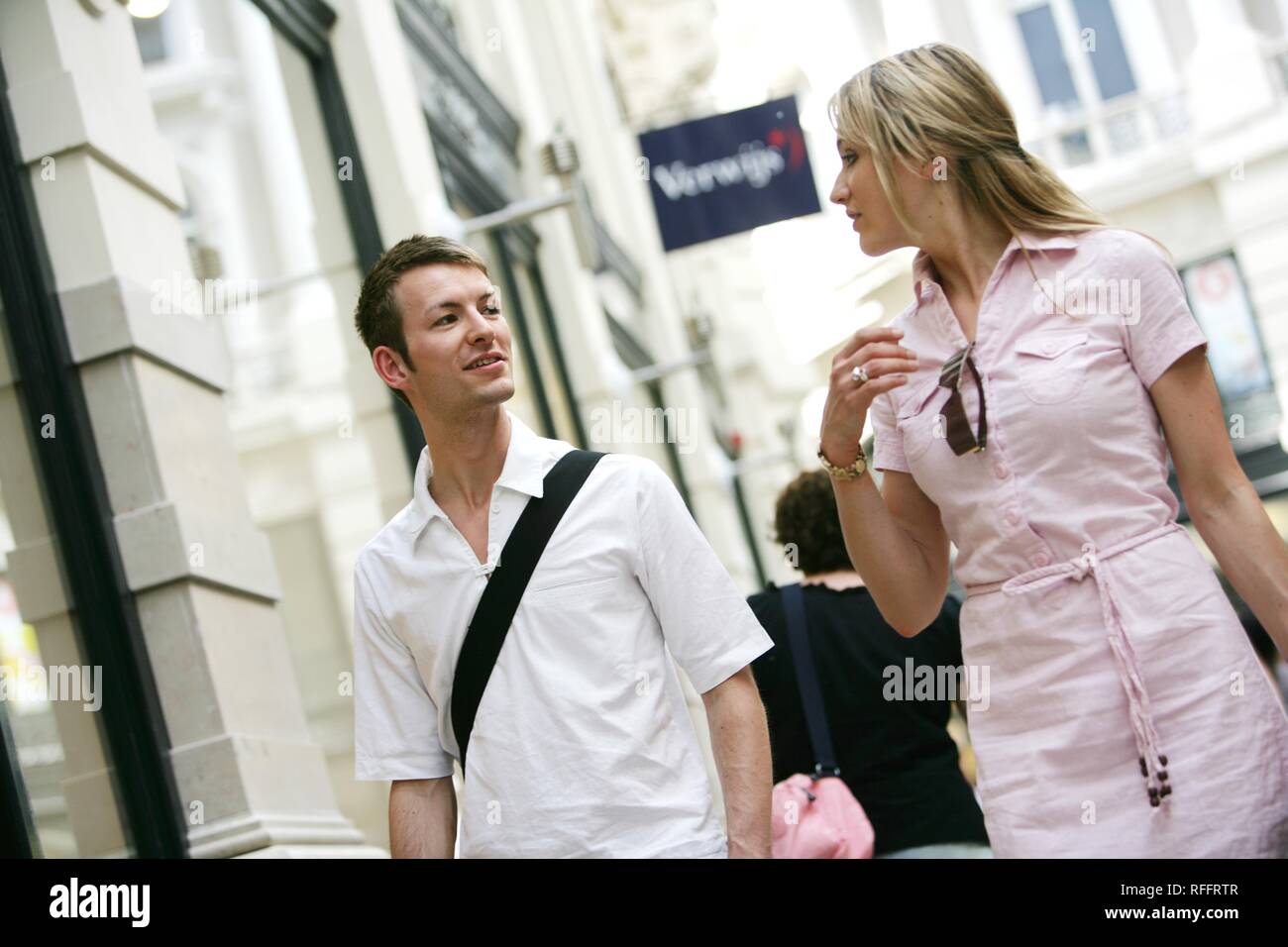 NLD Paesi Bassi The Hague: Coppia giovane window shopping in 'De passaggio' Mall. | Foto Stock