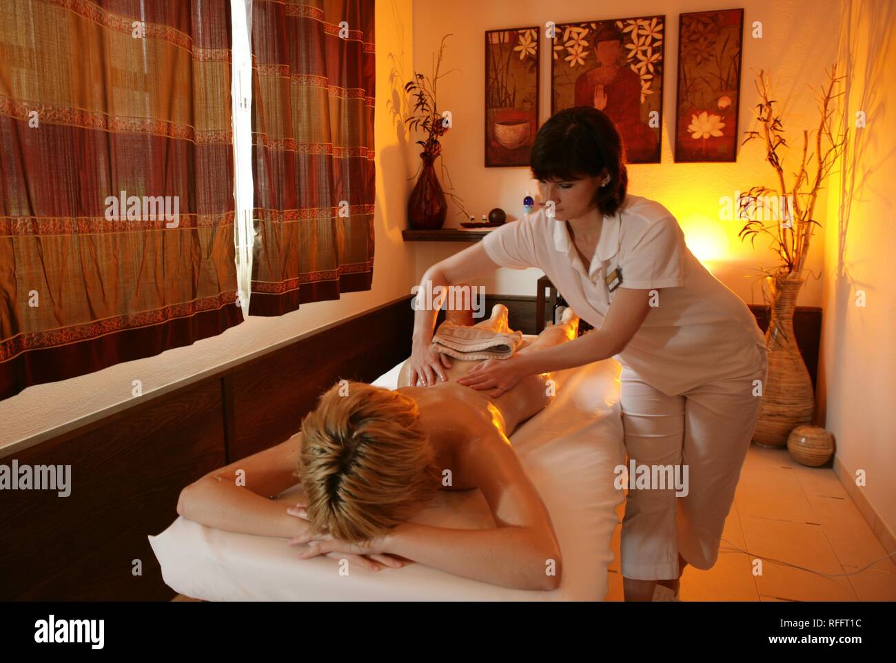 AUT, Austria, Neustift-Milders, la Valle dello Stubai: Wellness. giovane donna in una spa. Massaggio ayurvedico. Wellness-Spa Hotel Milderer Foto Stock