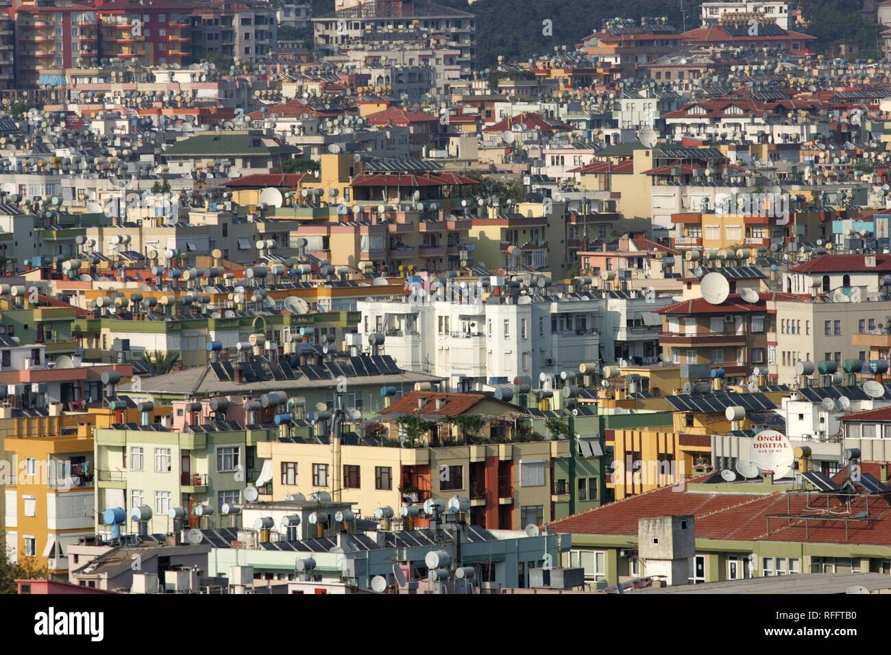 TUR, Turchia Alanya : Riviera Turca. Oceano di case. Watertanks e impianti a energia solare sul tetto uft acqua di riscaldamento. | Foto Stock