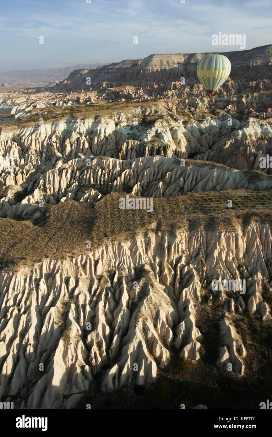 TUR Turchia Cappadocia Mongolfiera su Cappadocia. Di palloncini di 'Kapadokya Balloons" Foto Stock