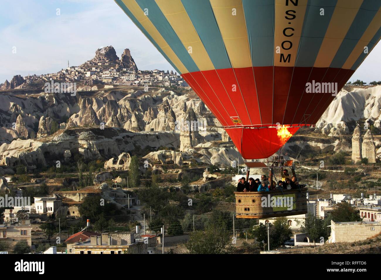 TUR Turchia Cappadocia Mongolfiera su Cappadocia. Di palloncini di 'Kapadokya Balloons". Sopra la città di Goereme. Il Foto Stock