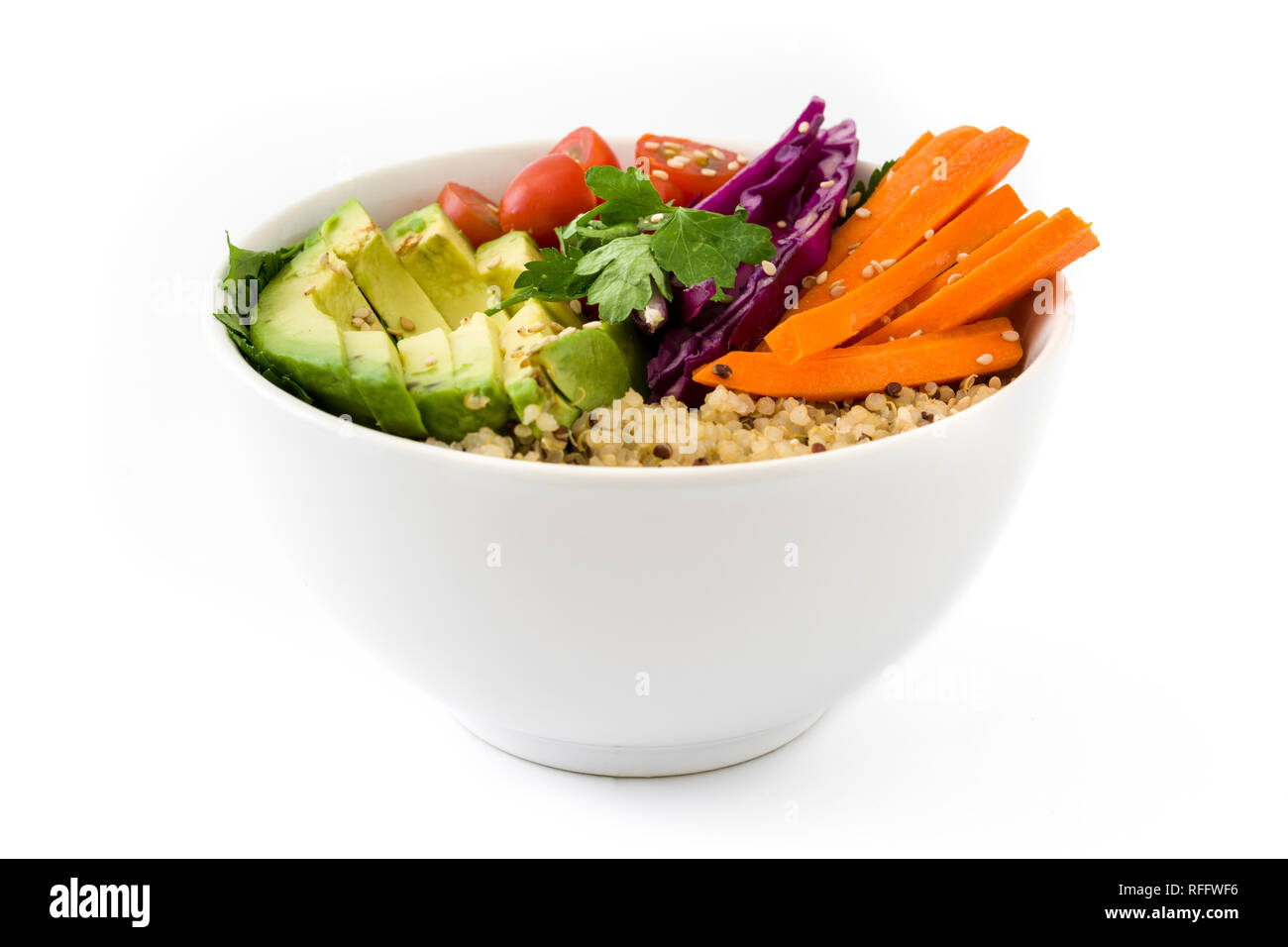 Close up Buddha vegano ciotola con fresche verdure crude e quinoa isolati su sfondo bianco. Foto Stock
