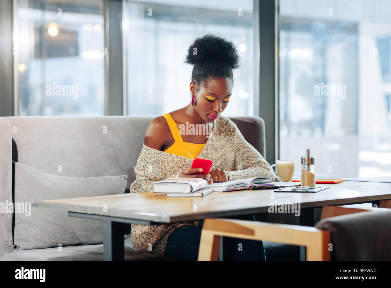 Smart diligente studente ottenere pronto per l'esame in seduta caff Foto Stock