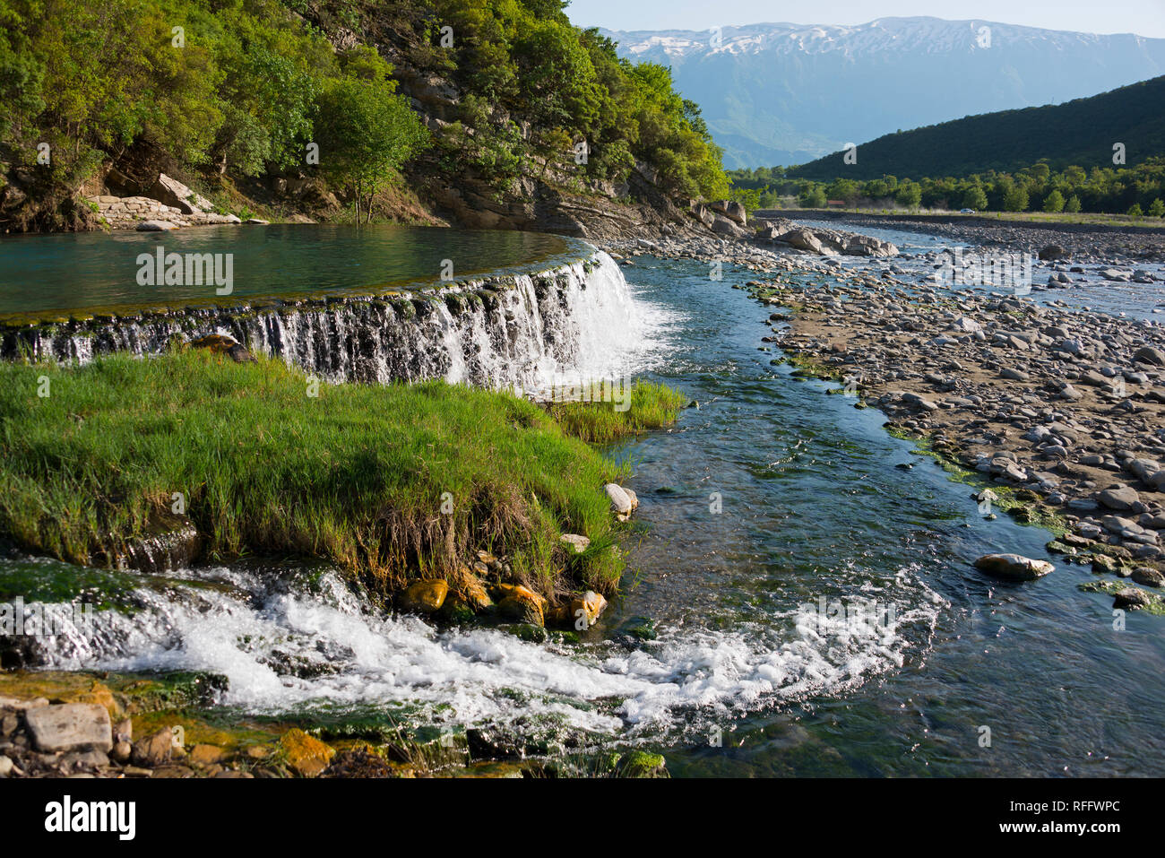 Acido solforico primavera calda, sorgente termale, fiume Lengarica, Benja, Albania, Benje Foto Stock