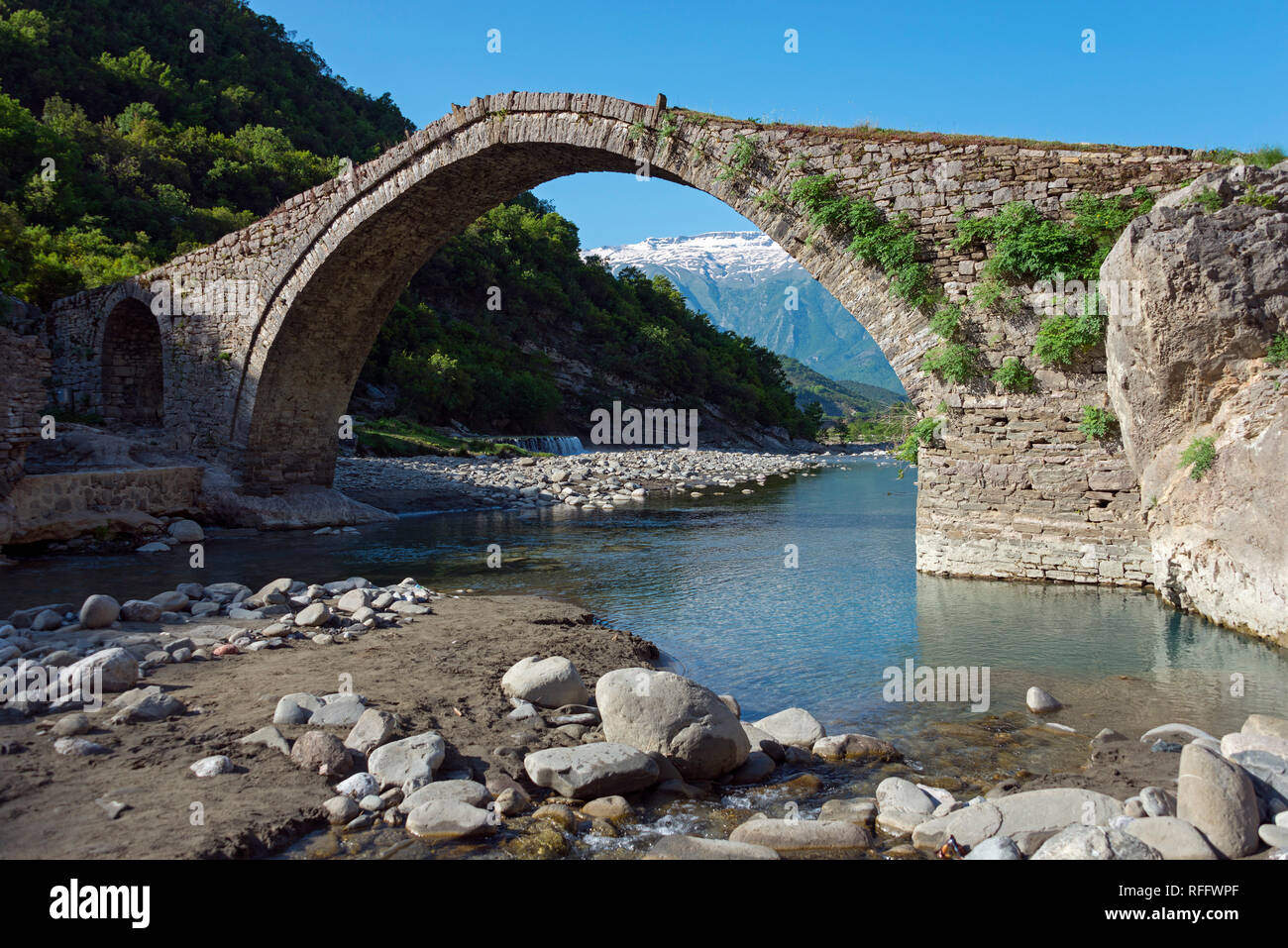 Pietra ottomano ponte di arco ura e Katiut, fiume Lengarica, Benja, Albania, Benje Foto Stock