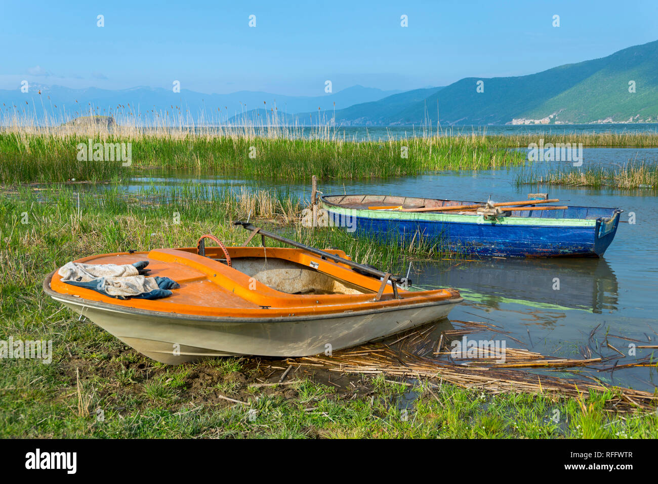 Barche da pesca in riva al lago, grande lago Prespa, Prespa National Park, Albania Foto Stock