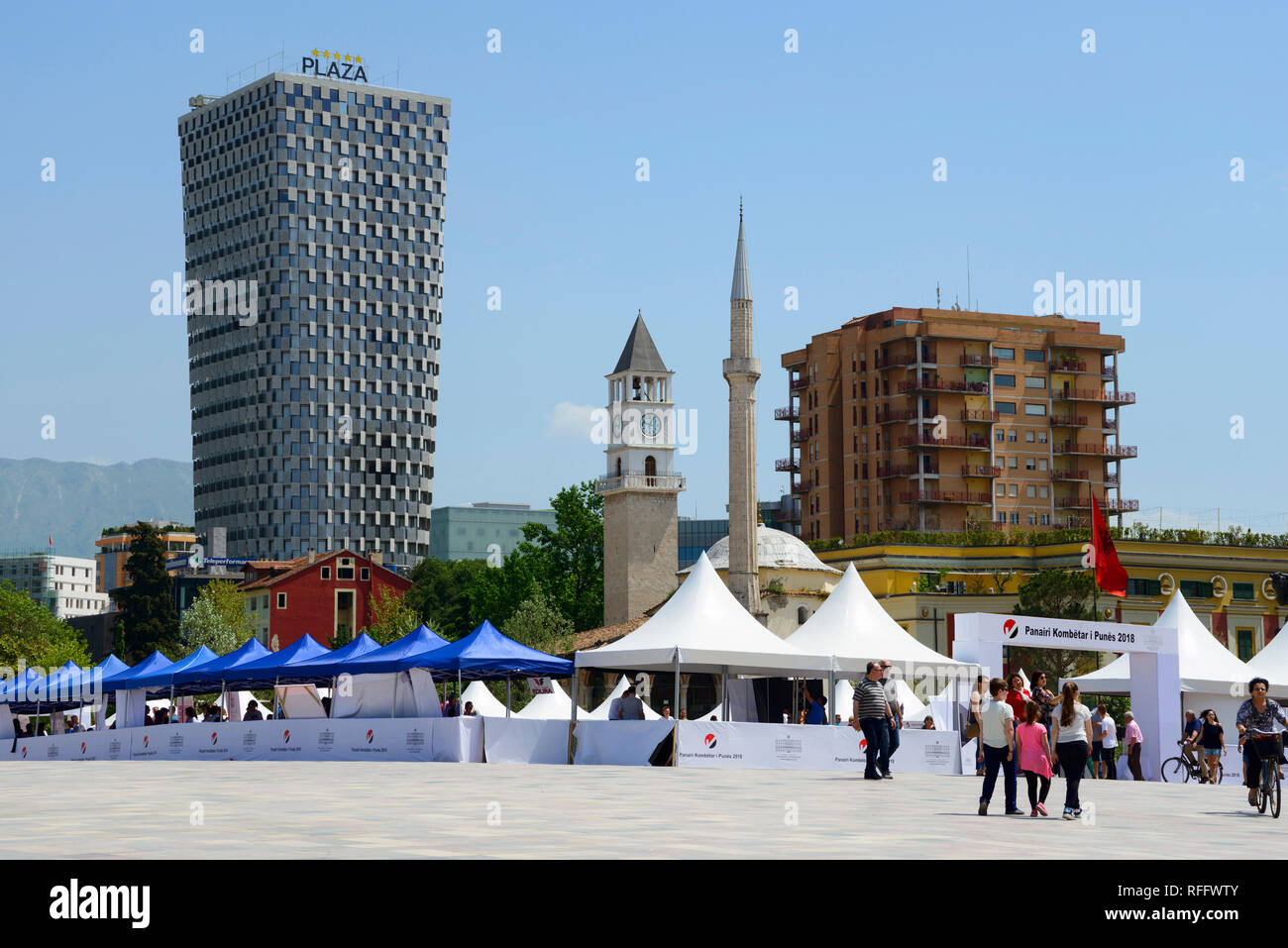 Piazza Skanderbeg con TID Tower Hotel Plaza, la Torre dell Orologio e Ethem Bey moschea, Tirana, Albania Foto Stock