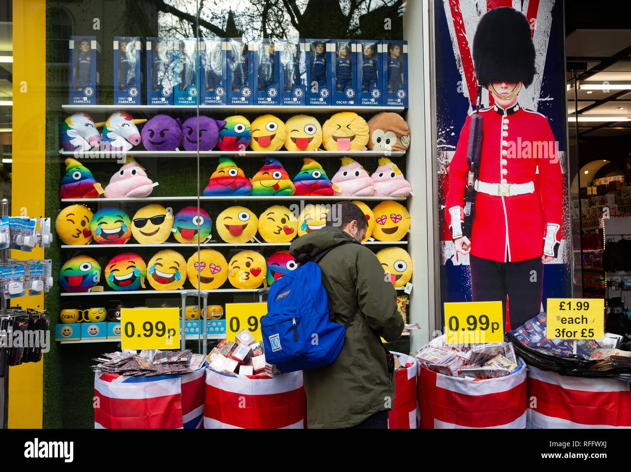 Un turista souvenir shop nel centro di Londra che mostra gli Emoji cuscini, un taglio-fuori del soldato in una Busby, penne e ninnoli, avvolto in unione martinetti. Foto Stock