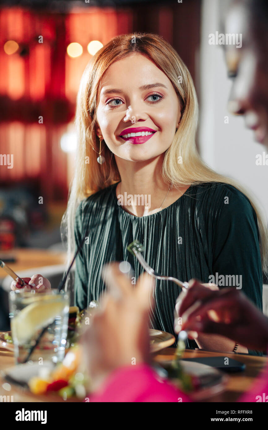 Bionda donna con il trucco serale con cena Foto Stock