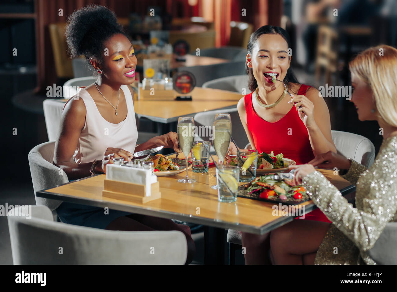 Compagnia dei tre migliori amici sensazione si addormentò mentre sedendo nel ristorante Foto Stock