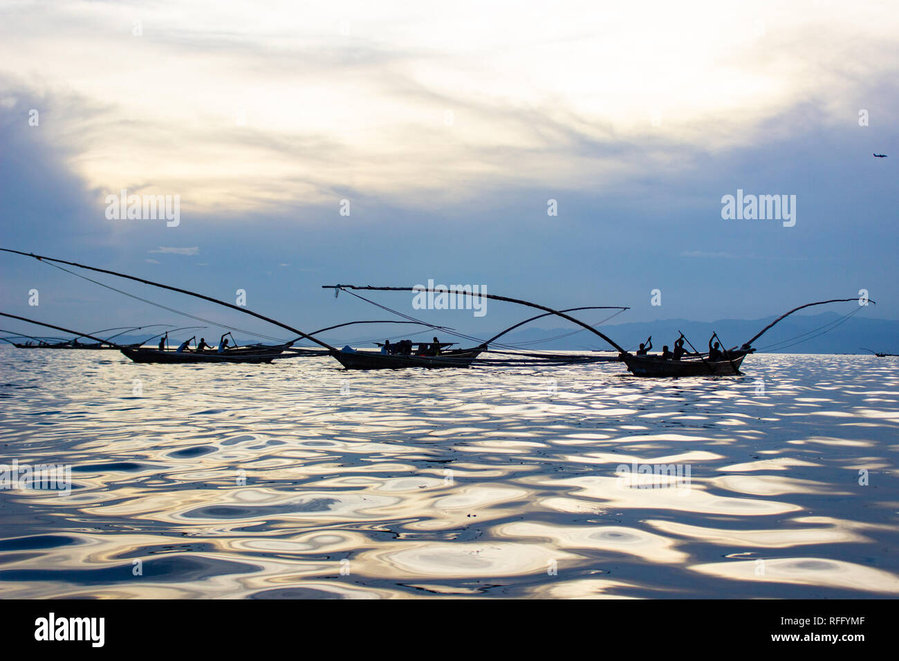 Tradizionali barche da pesca sul lago Kivu con il riflesso del sole sull'acqua. Il Ruanda, Africa orientale. Foto Stock