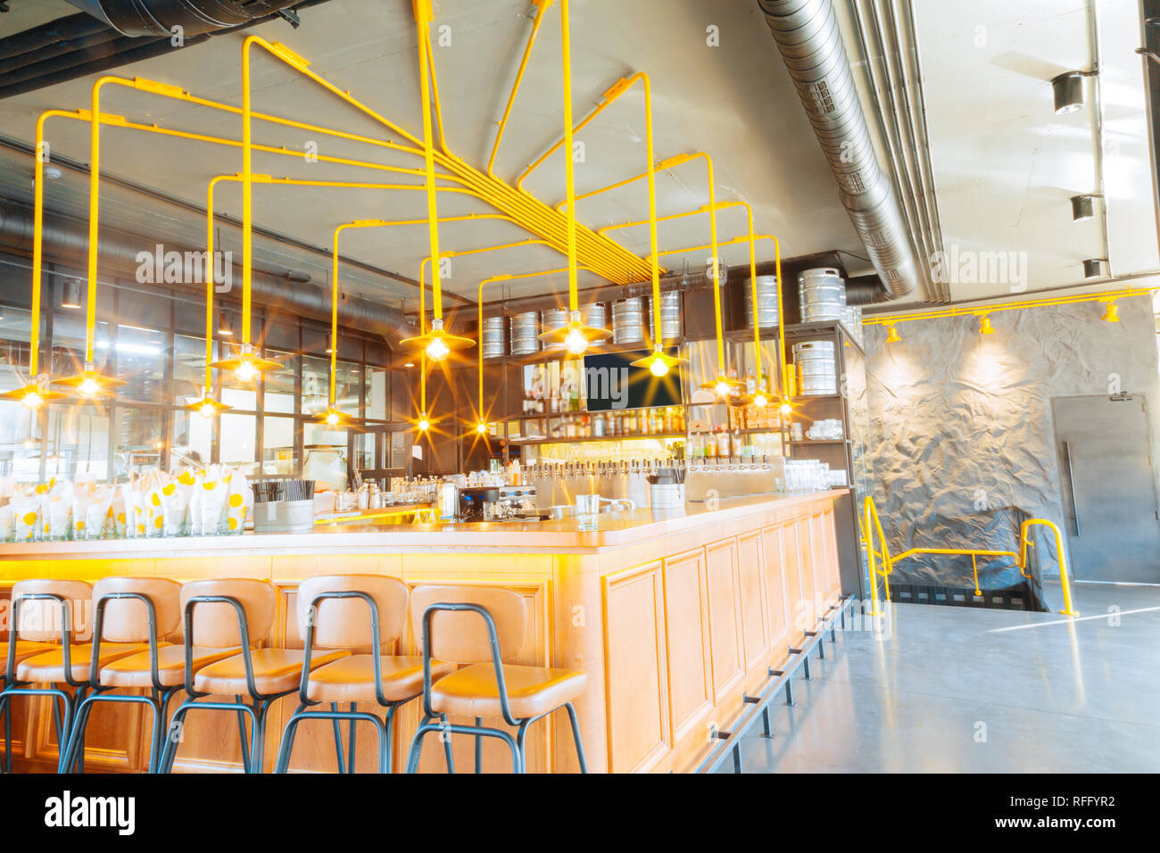 Grande e moderno bar stand con un bel colore giallo brillante lampade Foto Stock