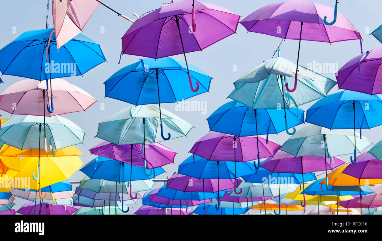 Ombrelloni colorati appesi in cielo Foto Stock