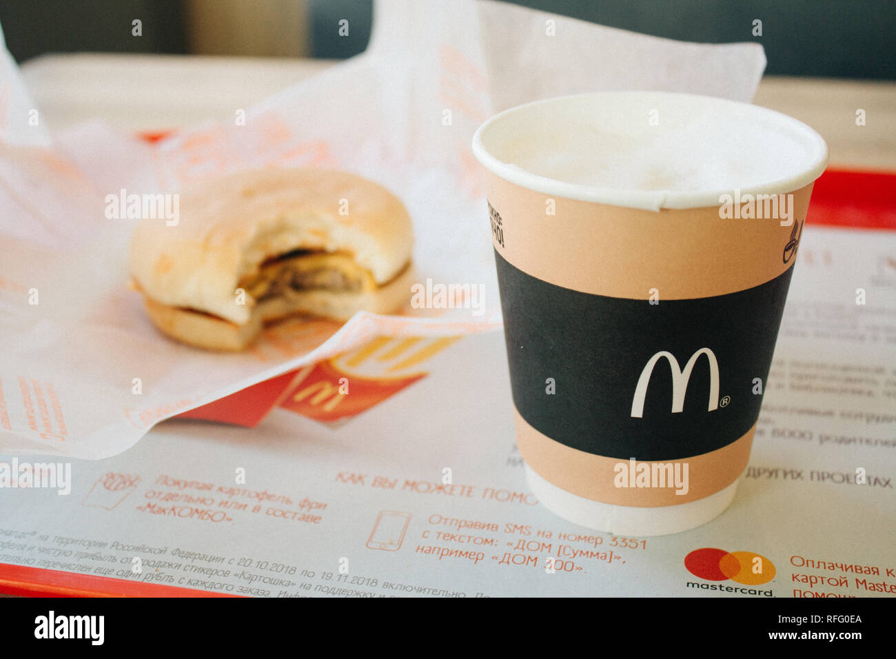 Mosca, Russia - 11 18 2018: Hamburger menu nel ristorante McDonald's, caffè, cheeseburger. Un fast food e cibo spazzatura Foto Stock