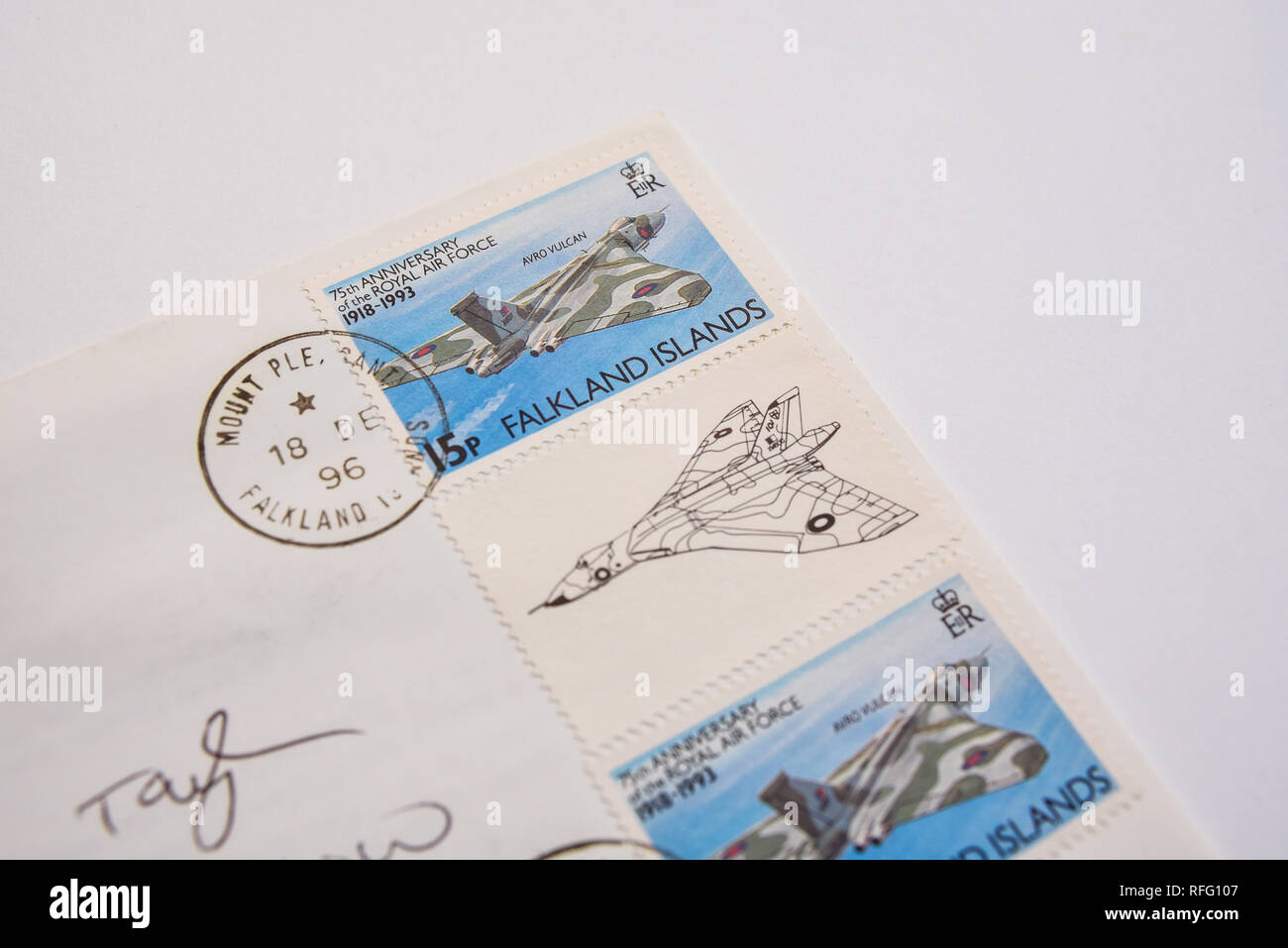 Isole Falkland timbro speciale 15p. Settantacinquesimo anniversario della Royal Air Force francobollo raffigurante una guerra delle Falklands Buck nero bombardamento missione Avro Vulcan Foto Stock