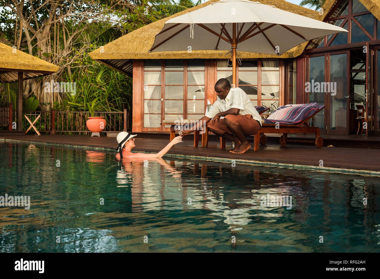 Il bagno nella piscina privata del Residence #2, con l'butles privato è di servire un drink, fregate isola privata, Seychelles, Oceano indiano, Africa Foto Stock