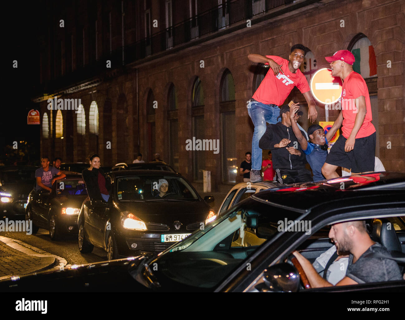 Strasburgo, Francia - 10 luglio 2018: Arab boys danza su auto celebrazione della felicità dopo la vittoria della Francia si qualificano per la finale del 2018 FIFA World Cup dopo la loro vittoria Foto Stock