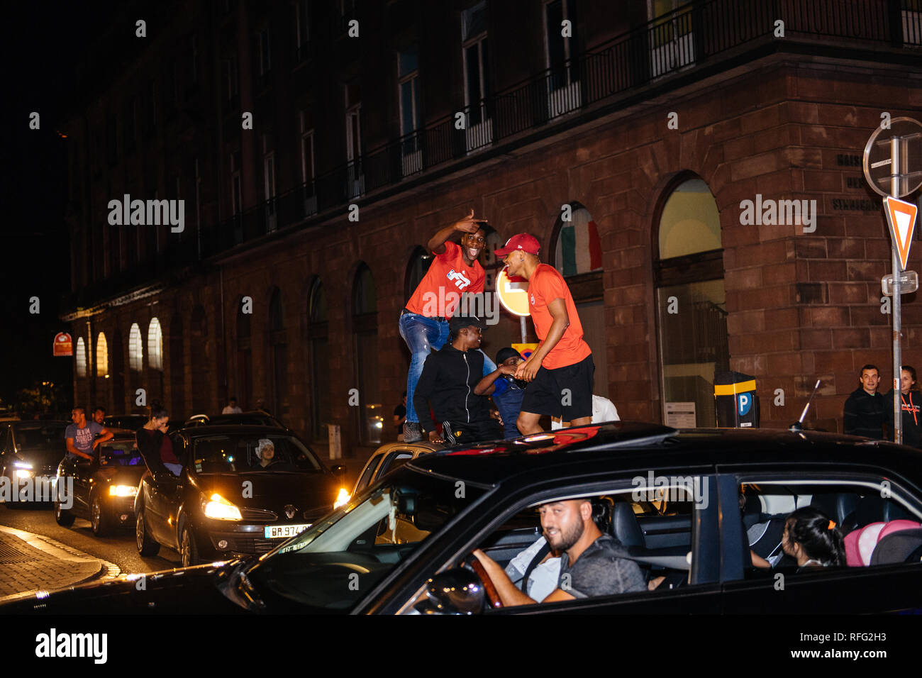 Strasburgo, Francia - 10 luglio 2018: Arab boys danza su auto celebrazione della felicità dopo la vittoria della Francia si qualificano per la finale del 2018 FIFA World Cup dopo la loro vittoria Foto Stock