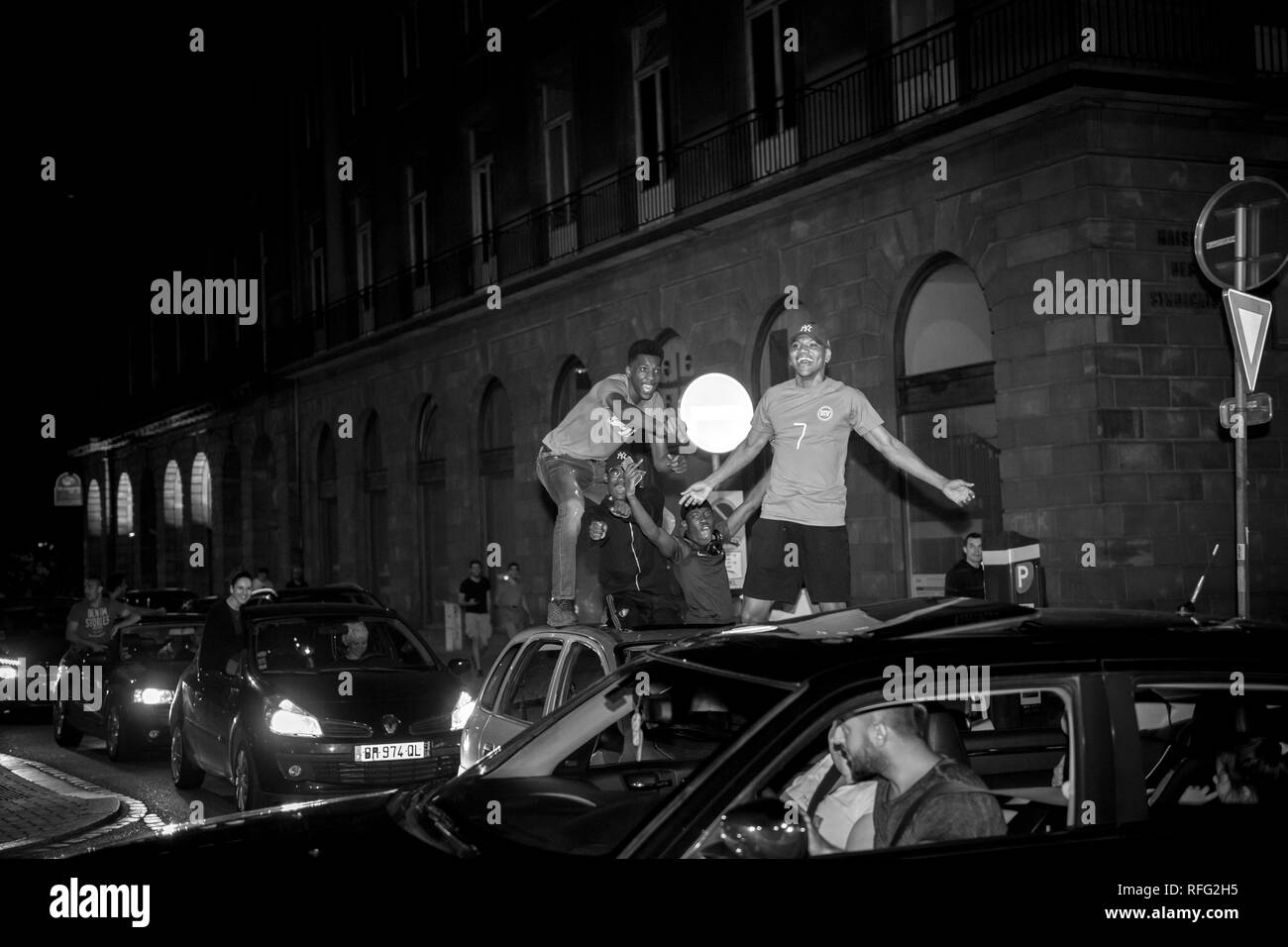 Strasburgo, Francia - 10 luglio 2018: Arab boys danza su auto celebrazione della felicità dopo la vittoria della Francia si qualificano per la finale del 2018 FIFA World Cup dopo la loro vittoria Foto Stock