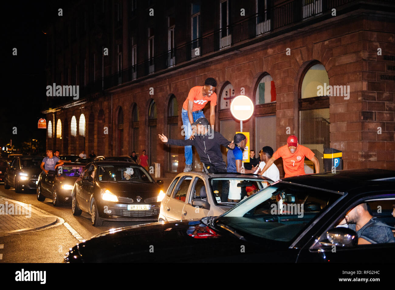 Strasburgo, Francia - 10 luglio 2018: Arab boys danza su auto celebrazione della felicità dopo la vittoria della Francia si qualificano per la finale del 2018 FIFA World Cup dopo la loro vittoria Foto Stock