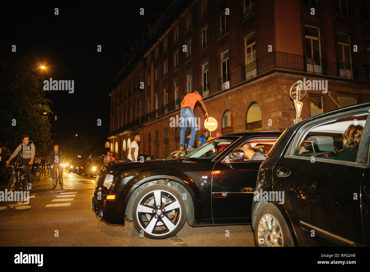 Strasburgo, Francia - 10 luglio 2018: Arab boys danza su auto celebrazione della felicità dopo la vittoria della Francia si qualificano per la finale del 2018 FIFA World Cup dopo la loro vittoria Foto Stock