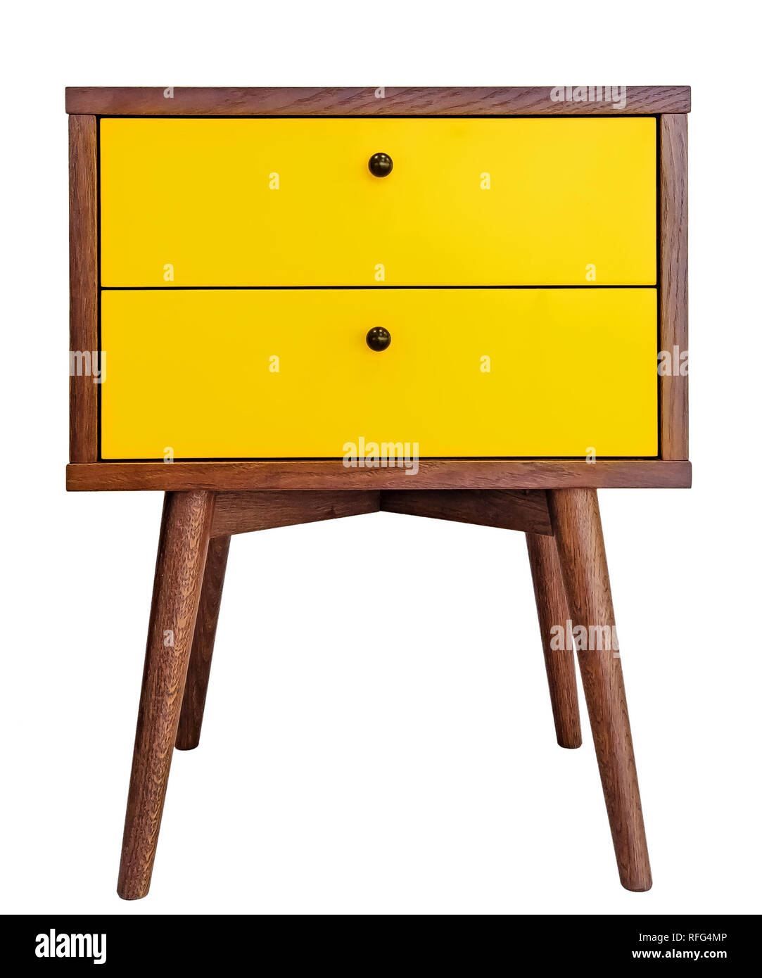 Legno di colore giallo sul comodino. Designer moderno comodino isolati su sfondo bianco in vista frontale armadio con due cassetti. Foto Stock Legno di colore giallo sul comodino. Designer moderno comodino isolati su sfondo bianco in vista frontale armadio con due cassetti. Foto Stock