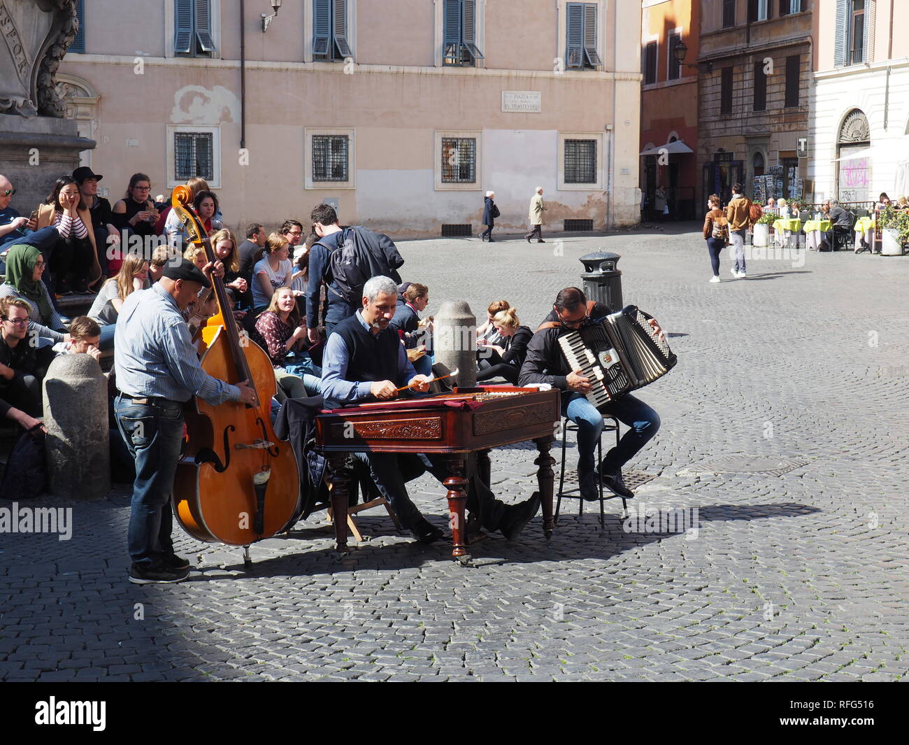 Artisti eseguono in una piazza di Roma - Italia Foto Stock