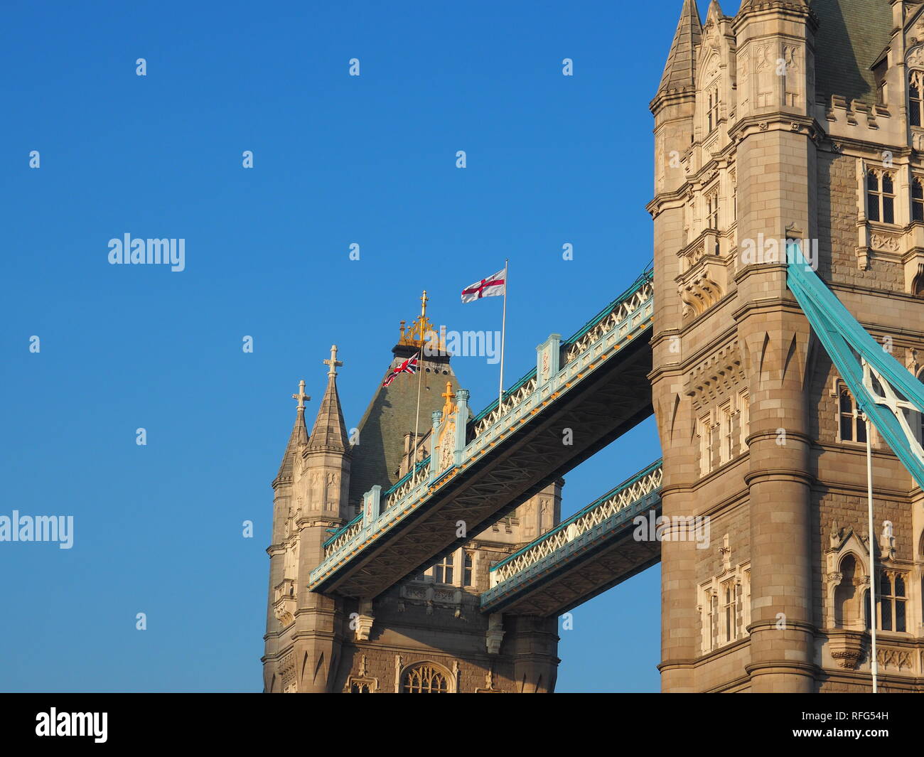 Bandiera inglese e Union Jack sventola sulla parte superiore del Tower Bridge - Londra - Regno Unito Foto Stock