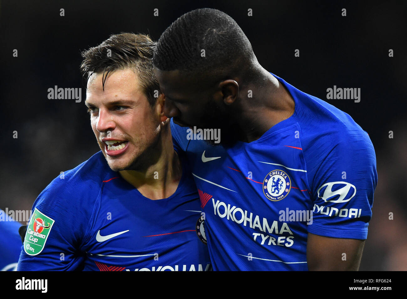 Londra, UK 24 gennaio Chelsea defender Antonio Rudiger celebra con il difensore del Chelsea Cesar Azpilicueta dopo il loro secondo obiettivo durante il Carabao Cup match tra Chelsea e Tottenham Hotspur a Stamford Bridge, Londra giovedì 24 gennaio 2019. (Photo credit: MI News & Sport) Foto Stock