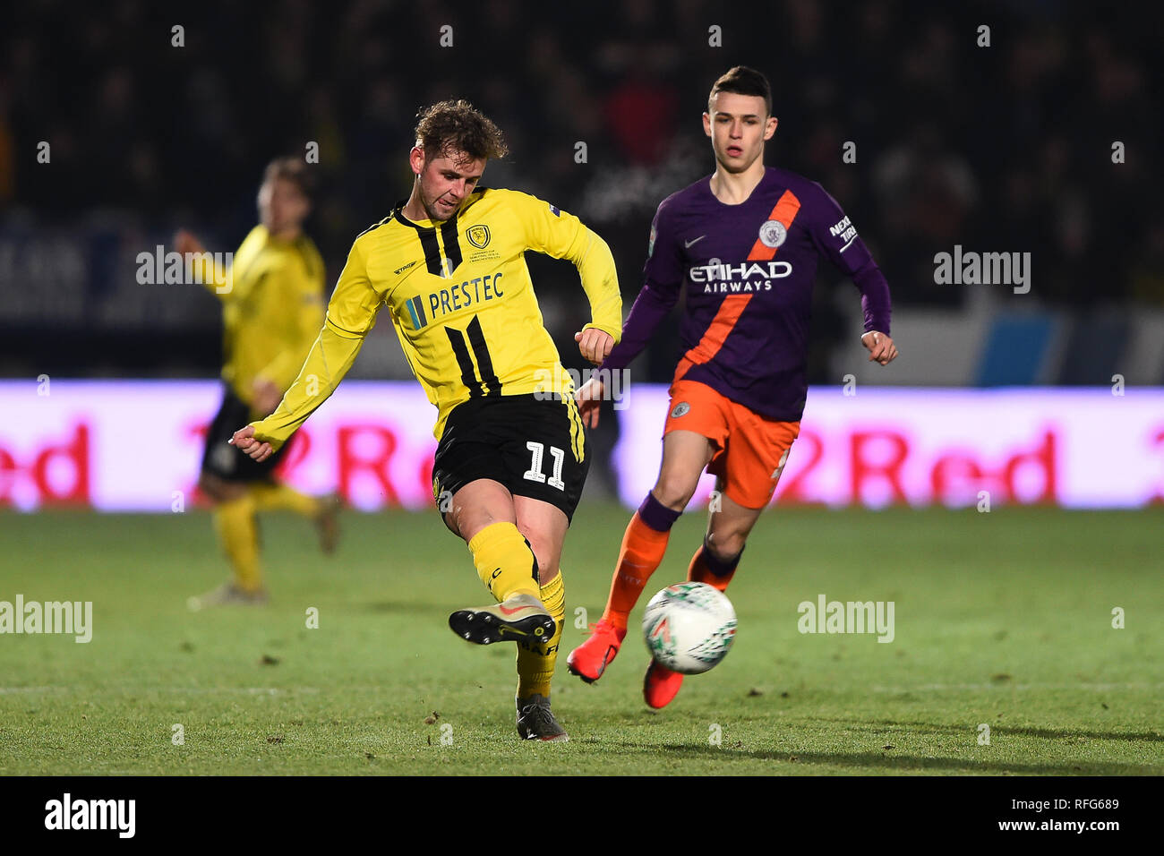 BURTON ON TRENT, Regno Unito 23 gennaio. Burton Albion centrocampista David Templeton (11) passa la palla durante il Carabao Cup match tra Burton Albion e Manchester City alla Pirelli Stadium, Burton upon Trent mercoledì 23 gennaio 2019. (Credit: MI News & Sport) Foto Stock