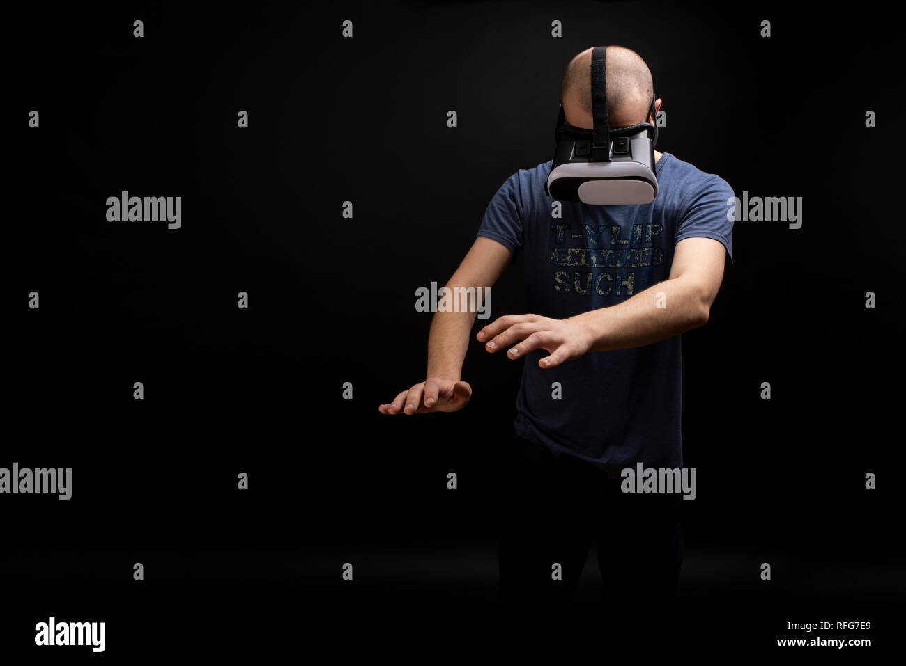 Voce maschile godendo di una esperienza in 3D utilizzando un gadget VR. Giochi di attività al chiuso per il divertimento di adulti e bambini. Copia dello spazio disponibile Foto Stock