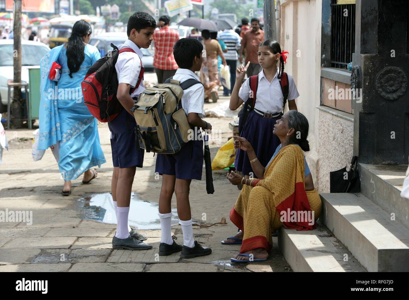 IND India Kerala, Trivandrum : Madre parla alla sua scuola i bambini. | Foto Stock
