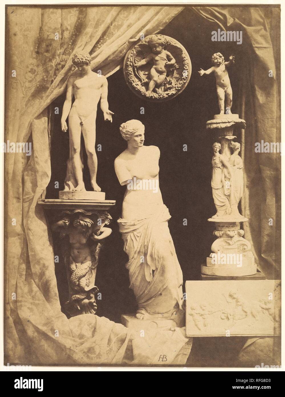 [Ancora la vita con la statuaria]. Artista: Hippolyte Bayard (Francese, 1801-1887). Dimensioni: Immagine: 26,2 x 20,2 cm (10 5/16 x 7 15/16 in.). Data: primi 1850s. Uno dei più creativi professionisti del mezzo fotografico durante i suoi primi anni, Bayard addestrato la sua fotocamera su una notevole varietà di soggetti. Studi di calchi in gesso furono tra le prime e più inventivo fotografie. Il francesino trasse dalla sua collezione di quasi quaranta statuette di orchestrare un teatro mitologico davanti alla telecamera. Qui, Bayard trae indietro una tenda per rivelare una meticolosamente disposti scena di calchi su SAN Foto Stock