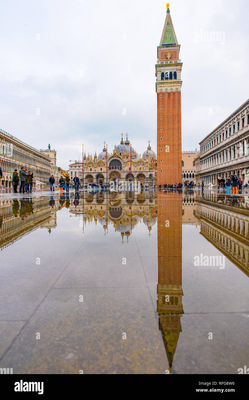 La riflessione di la Basilica di San Marco e Campanile di San Marco (Piazza San Marco), Venezia, Italia Foto Stock