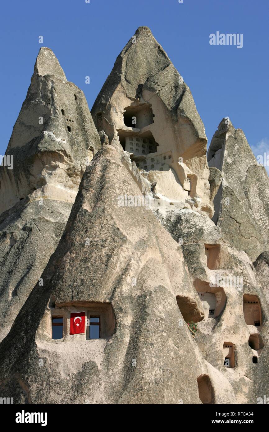 Il camino della fata formazioni rocciose, camere in grotte artificiali, Uchisar, Cappadocia, Turchia Foto Stock