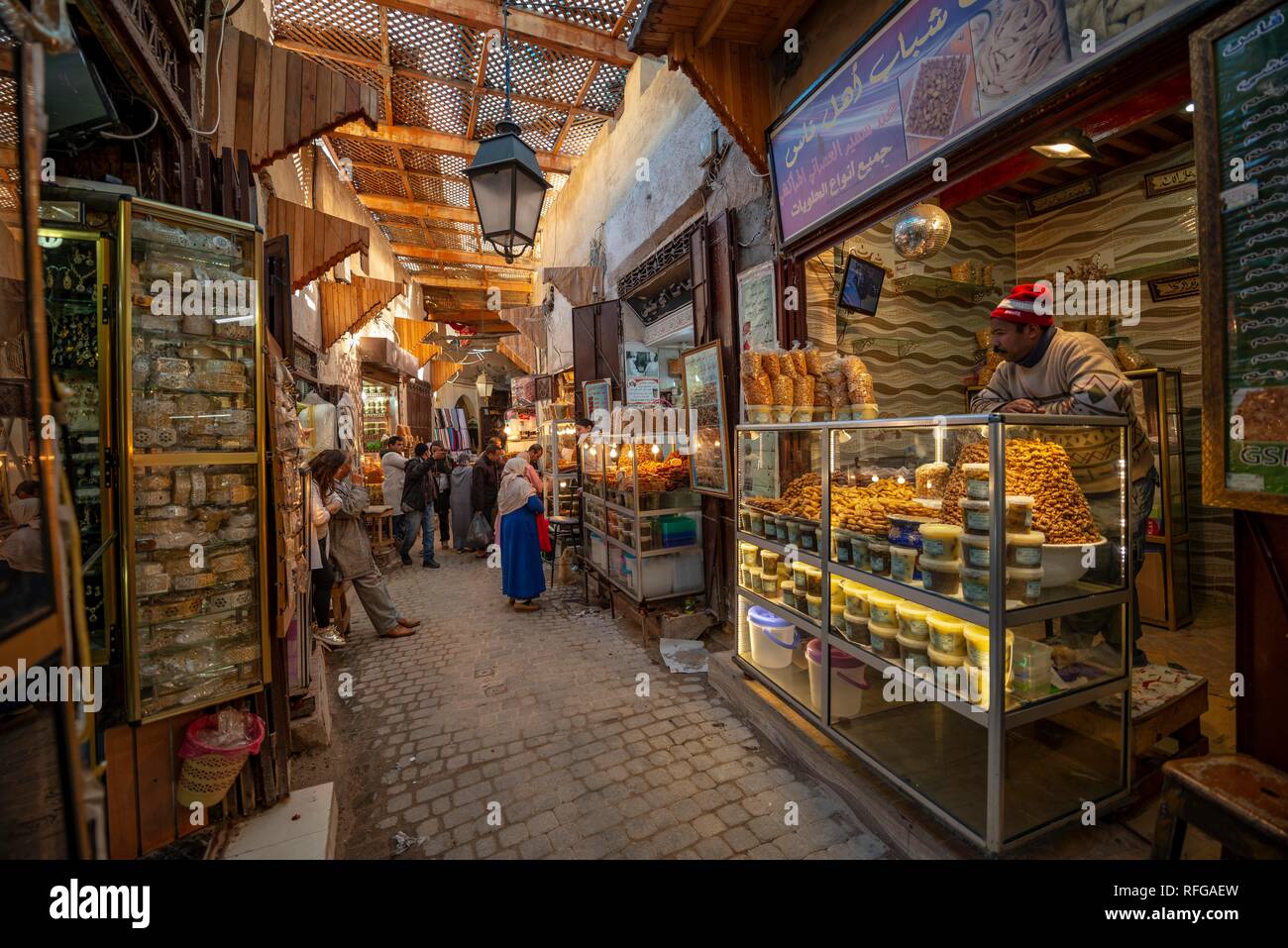 Supporto di pasticceria, stretto vicolo, mercato arabo, Shouk, Fez Medina di Fès, Marocco Foto Stock