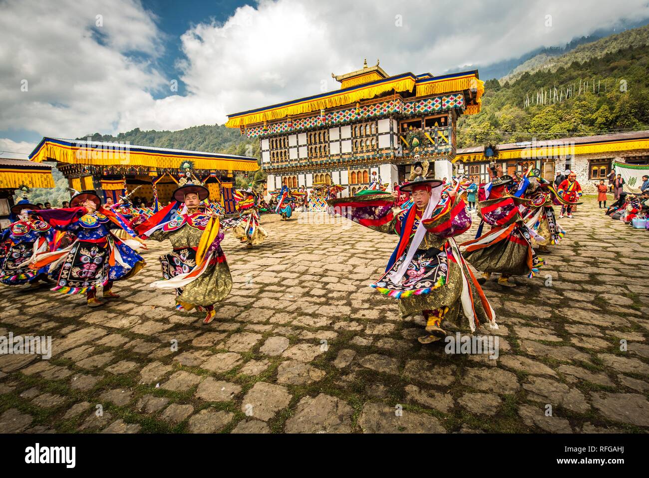Ballerino alla Mask Dance, religiosi monastero Tsechu Festival, Gasa Tshechu Festival, Gasa distretto, regione dell Himalaya Foto Stock